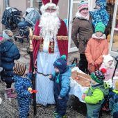 Mit denLaternen geht es zum Nikolaus