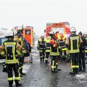 Auffahrunfall im dichten Schneetreiben auf der B15 Höhe Happing