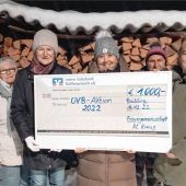 Scheckübergabe vor dem „Lebendigen Adventskalender“