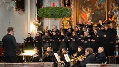 Adventskonzert mit der Kirchenmusik Mariä Himmelfahrt, der Capella Vocale und dem Grassauer Bläserensemble.Foto berger
