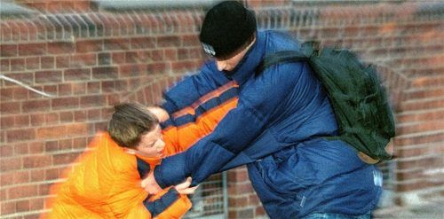 Aggressionen unter Schülern, wie auf diesem Symbolbild, sind auch an hiesigen Schulen keine Ausnahme mehr. Das berichteten jetzt die Jugendsozialarbeiterinnen an der Otfried-Preußler-Schule. Foto Wolfgang Langenstrassen (dpa)