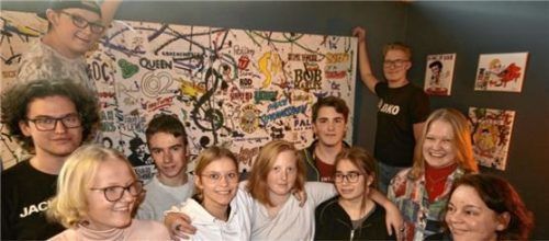 Alle jungen Künstler und fleißigen Helfer stehen vor ihrem Gemeinschaftsprojekt: (von links) Justin Weber, Linus Wede, Johannes Näger, Timon Lehmann, Alexander Witschak, Selina Wede (Organisatorin), Rosalie Wede, Anna Näger, Louisa Walther, Elina Wenzel und Sozialpädagogin Rosi Held. Foto  schmidt