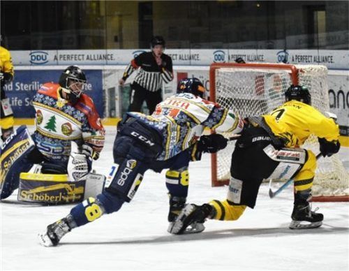 Ambergs Stürmer Sean Campbell ließ Christoph Lode und Max Cejka keine Chance. Foto  Paolo del Grosso