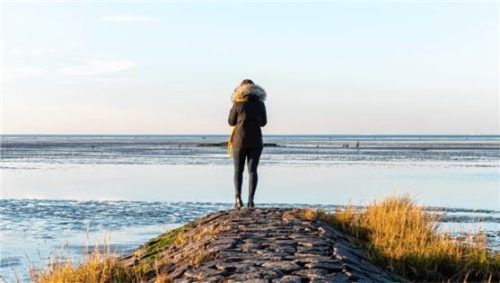 An der Nordsee bläst im Winter eine frische Brise, die gesunde Seeluft in die Atemwege füllt. Foto djd/TMN/Alexander Kaßner