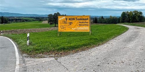 An einigen Stellen im Gemeindegebiet hat die Bürgerinitiative (BI) Simssee Süd Plakate gegen Mobilfunkmasten angebracht. Die BI macht sich für eine gesundheitsverträgliche Digitalisierung und ein digitales Vorsorgekonzept stark. Foto Kirchner