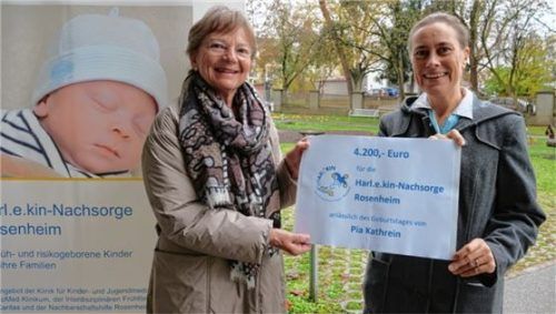 Anlässlich des Weltfrühgeborenentags übergab Pia Kathrein (links) den Spendenscheck an Elke Gebauer, die Koordinatorin der „Harl.e.kin-Nachsorge“ Rosenheim.Foto re