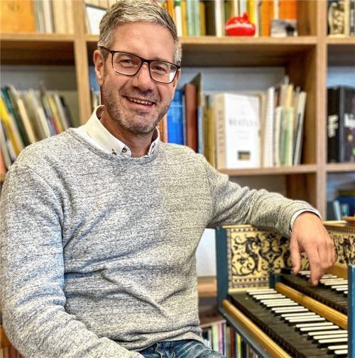 Auch am Cembalo studiert Andreas Penninger die Stücke ein. Foto janka
