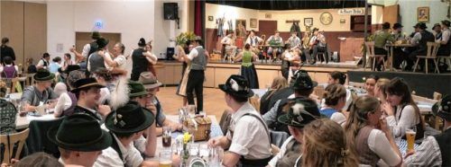 Auch aus den umliegenden Gemeinden kamen die Tanzbegeisterten ins Gasthaus Antretter. Foto re