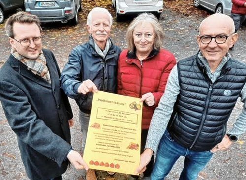 Auch Plakate machen auf die Weihnachtsstube aufmerksam. Bürgermeister Stephan Schlier, Seniorenbeauftragter Dieter Bräunlich, Initiatorin Astrid Kotter und Kolpingvorsitzender Franz Besel (von links) ermuntern Einsame und Bedürftige, das Angebot anzunehmen. Foto Hadersbeck