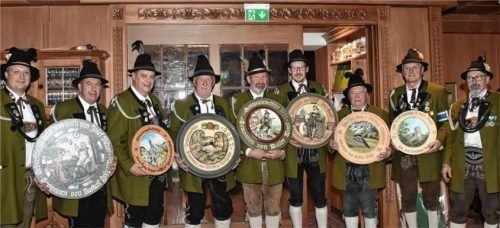 Auszeichnungen erhielten: (von links) Florian Stadler Schießwart, für den abwesenden Markus Holzner Franz Heinrich für den abwesenden Andreas Weiß, Sebastian Stadlhuber, Walter Wons, Florian Mayer, Anton Liegl, Hermann Ascher, Mario Wimmer. Foto weiß