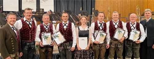 Bei der Ehrung für langjährige Vereinstreue: (von links) Benedikt Paul, Hans Schuster, Joseph von Solemacher, Hans Paul, Simone Datzmann, Georg Spatzier, Bernd Eutermoser, Michael Leitern und Christoph Danner. Foto beham