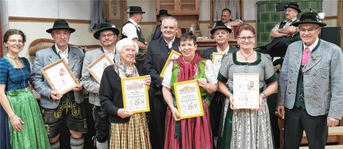 Bei der Ehrung in der Freien Turnerschaft: (von links) Kassier Michaela Fuchs, Fähnrich Roland Kluczny, Norbert Fuchs, Charlotte Thaler, Bernhand Sanftl, Birgit Weigmann, Josef Martl, Frauenvertreterin Annemarie Belger und Zweiter Vorstand Franz Grießl. Foto schlosser