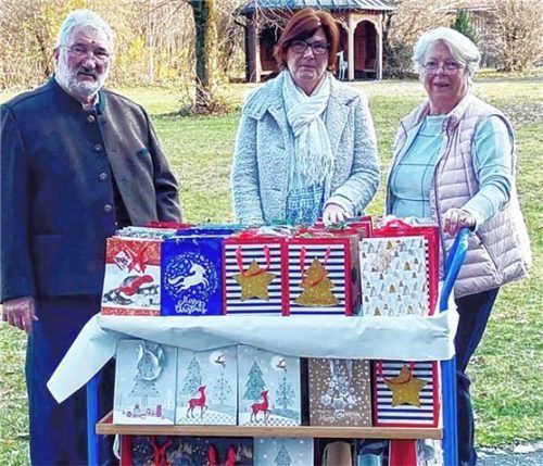 Bei der Geschenkübergabe im Garten des Kreisaltenheims:  (von links) der Vorsitzende des Freundes- und Fördervereins Kreisaltenheim Grabenstätt, Georg Schützinger, mit Heimleiterin Sabine Meinelt und der Stellvertreterin des Freundes- und Fördervereins, Marie-Luise Richter. Foto  Müller