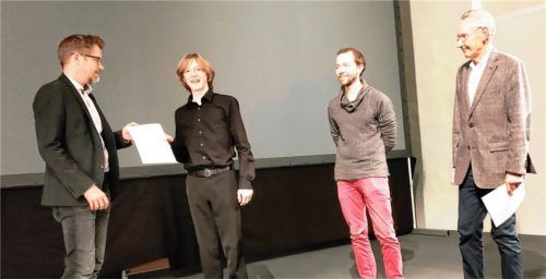 Bei der Preisverleihung im Kulturforum Klosterkirche: (von links) der Präsident des Lionsclubs Traunstein Simon Miehler neben den Preisträgern Fabian Egger und Valentin Diem sowie dem stellvertretenden Vorsitzenden der ARTS-Kulturfördervereinigung Dr. Thomas Pensler.Foto giesen