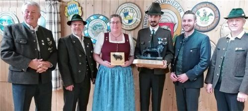 Bei der Siegerehrung:  (von links) Ehrenschützenmeister Helmut Klinger, Schützenmeister Christian Stallhofer, die Siegerin der Damenklasse, Christa Brixner, der Sieger der Schützenklasse, Markus Grundsteiner, Zweiter Bürgermeister Daniel Artmann und Zweiter Schützenmeister Hermann Dodl. Foto re