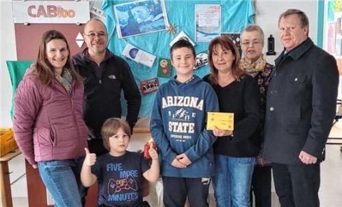 Bei der Übergabe: (von links) Michaela Nachtweih, Mario Nachtweih, Dr. Helmut Fuchs (rechts) und die Vertreter des Heilpädagogischen Zentrums in Aschau.Foto re