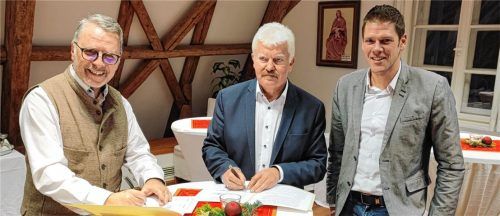 Bei der Unterzeichnung des Kooperationsvertrages: Erhard Finger von der Telekom, Bürgermeister Erwin Baumgartner und der Geschäftsleiter der Verwaltungsgemeinschaft Neumarkt, Thomas Menzel (von links). Foto Dalhoff