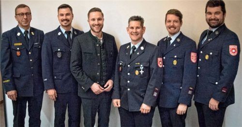 Bei der Versammlung der Feuerwehr Aisingerwies-Oberwöhr: (von links) Kreisbrandinspektor Mario Zimmermann, Johannes Schneidhofer, Zweiter Bürgermeister Daniel Artmann, Kommandant Marco Langer, Stellvertreter Christian Manhart und Vorsitzender Maximilian Steinhart. Foto re