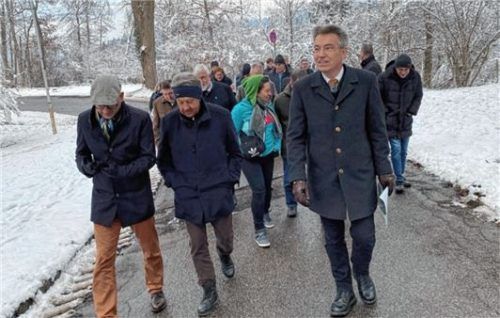 Bei einem Spaziergang nahm der Kreisausschuss das Gelände in Augenschein. Landrat Otto Lederer (rechts) ging voraus.