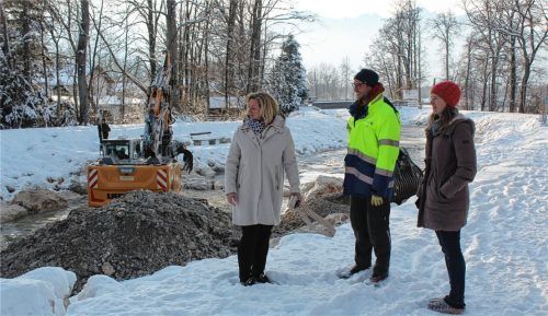 Bei einer Besichtigung der Baustelle „Steinbach“ informierte Projektleiter Josef Hamberger vom Wasserwirtschaftsamt Rosenheim (Mitte) Nußdorfs Bürgermeisterin Susanne Grandauer (links) und Bauamtsleiterin Sonja Rankl (rechts) über den Stand der Baumaßnahmen am Steinbach. Foto Volkhard Steffenhagen