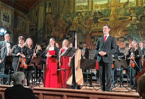 Benedikt Meurers und die beiden Solistinnen Johanna Hartmann (Flöte) und Verena Meurers-Zeiser (Harfe).Foto Janeczka