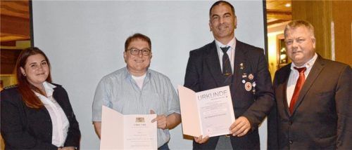 Bereitschaftsleiterin Veronika Moser (links) und Kreisgeschäftsführer Martin Schmidt (rechts) ehren (von links) Helmut Pollich und Johannes Dreikorn.Foto Ammelburger
