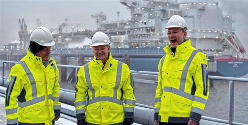 Beste Laune in der Regierung: (von links) Robert Habeck (Bündnis 90/Die Grünen), Bundesminister für Wirtschaft und Klimaschutz, Bundeskanzler Olaf Scholz (SPD) und Christian Lindner (FDP), Bundesfinanzminister, stehen vor dem Spezialschiff „Höegh Esperanza“ während der Eröffnung des LNG-Terminals in Wilhelmshaven.Foto dpa