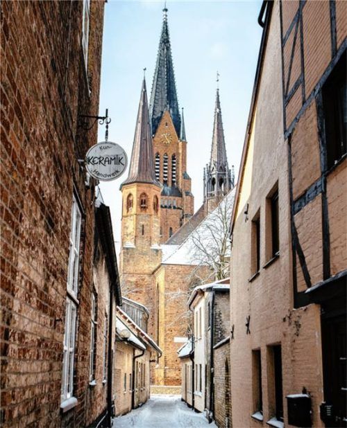 Blick auf den St. Petri Dom zu Schleswig, nach seiner Sanierung ist das fast 900 Jahre alte Bauwerk wieder geöffnet. Foto djd/www.ostseefjordschlei.de/Sinnlicht-Fotografie