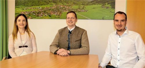 Bürgermeister Simon Frank (Mitte) heißt die beiden neuen Mitarbeiter im Aschauer Rathaus willkommen: Sonja Bort (links) und Stefan Kronier.Foto rehberg