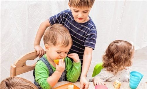 Bundesweit essen etwa 2,5 Millionen Mädchen und Jungen regelmäßig in Kitas zu Mittag.
Foto djd/Bundesverband der Systemgastronomie/Getty/Oksana Shufrych