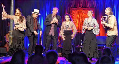 Carmen Lopez, Simón „El Quintero“, Jost-H. Hecker, Roberta Ragonese, Heike Kluska und Ricardo Volkert (von links) begeisterten auch ohne elektrische Verstärker. Foto Becker
