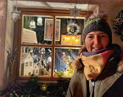 Carola Ilsanker vor ihrem Fenster, das zum 4. Dezember, dem Namenstag der heiligen Barbara, geöffnet wurde. Foto Kirchner