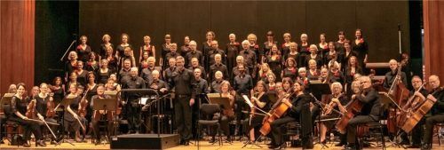 Chor und Teile des Orchesters der Innphilharmonie auf der Bühne des KuKo.Foto  Kugler