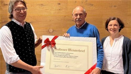 Christian Rusitschka mit Fritz Baumann und Ehefrau Maria (von links).Foto re