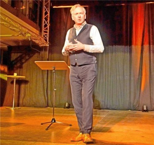 Christian Springer bei seinem kabarettistischen Rundumschlag auf der Bühne des Inntal-Gymnasiums. Foto sönmez