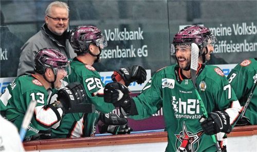Da freut sich einer: Michael Knaub erzielte sein erstes Saisontor für die Starbulls. Später wurde er zur Zielscheibe von Peitings Trainer. Foto  Hans-Jürgen Ziegler