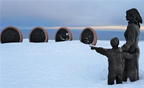 Das Denkmal der Kinder der Welt am Nordkap soll Freundschaft, Hoffnung und Freude über alle Grenzen der Welt hinweg darstellen.