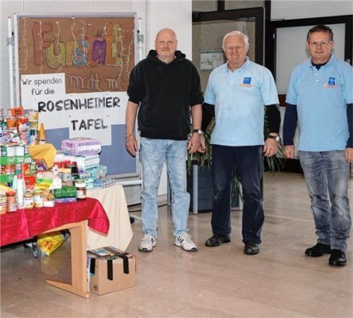 Das Foto zeigt (von links) Rektor Kai Hunklinger sowie Bernd Sigi und Werner Schmidt von der Rosenheimer Tafel.
Foto re
