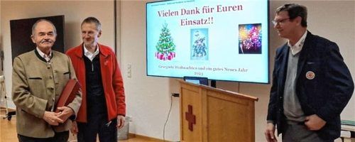 Das Gründungsmitglied der BRK Gemeinschaft Wohlfahrts- und Sozialarbeit in Traunstein, Claus Hieke (von links), bei der Verabschiedung durch den Vorsitzenden der Gemeinschaft, Wolfgang Wick, und dem Beauftragten, Bernhard Lerner. Foto BRK