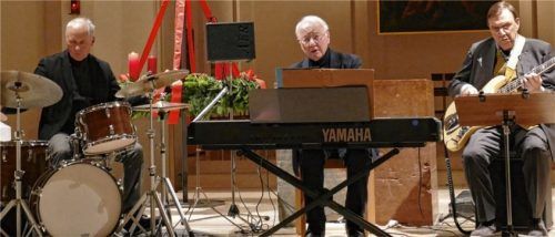Das Jazztrio Prisma mit (von links) Michael Keul, Hubert Huber und Klaus G. Förg zauberte meditative Advent-Stimmung. Foto janka