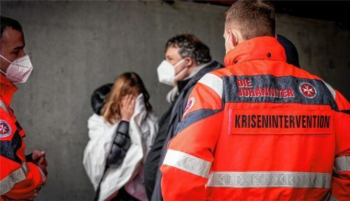 Das Kriseninterventionsteam der Johanniter betreut Menschen unmittelbar nach emotional stark belastenden Erlebnissen und leistet psychosoziale Akuthilfe, beispielsweise für Angehörige nach einem plötzlichen Todesfall, Opfer einer Gewalttat oder Augenzeugen eines schockierenden Ereignisses. Foto Johanniter