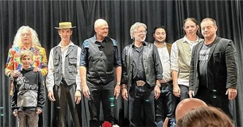 Das magische Team (von links) faszinierte sein Publikum im Gasthof Höhensteiger: Vorsitzender Günther Schmitt (RoGudini) mit Enkel Felix Schmitt (Felice), Pablo Krause (Pablo Paruno), Andreas Mühlbauer (Prestigio), Theo Sußbauer, Bojan Bethke (Magic Bo), Simon Hopf (Smarty) und Valentin Schwer (Zauberer Fox). Foto schmitt