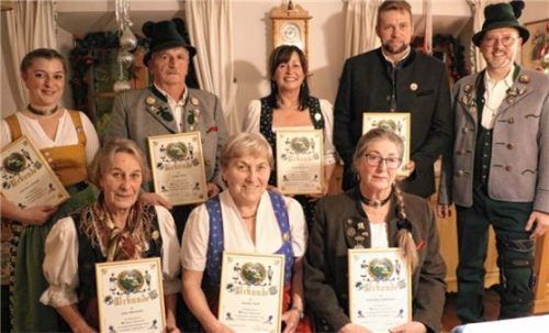 Den Jubilaren (vorne, von links) Gisa Obermaier, Monika Pertl (beide 60 Jahre), Franziska Ostermann (50 Jahre), (hinten, von links) Veronika Lohmeyer (25 Jahre), Walter Pertl (60 Jahre), Anneliese Scherr (50 Jahre) und Wolfgang Grill (25 Jahre) gratulierte der Vorsitzende Claus Reiter. Foto Rehberg