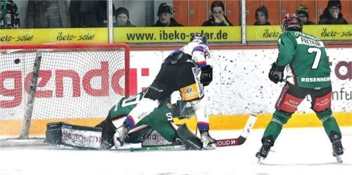 Der 1:1-Ausgleich für Deggendorf: Julian Elsberger saß kurz vor seinem Treffer noch auf der Strafbank. Foto Hans-Jürgen Ziegler