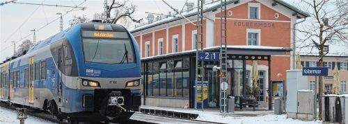 Der Bahnhof in Kolbermoor: Wenn der Landkreis dem Münchner Verkehrsverbund beitritt, gelten am Fahrkartenautomat auch hier die MVV-Tarife. Foto Hadersbeck