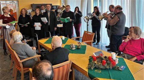 Der Bayerische Hof war die erste Station für (von links) Ute Kindermann, Dritter Bürgermeisterin Karin Bressl, Marion Pötzsch, Erstem Bürgermeister Robert Pötzsch und Zweitem Bürgermeister Anton Kindermann. Es musizierte die Egerländer Trachtenkapelle Waldkraiburg mit Peter Deml (rechts) und Anton Lenhart, Hermann Lenhart, Gerd Streibelt, Edgar Kloos, Monika Lenhart und Marina Fischer.Foto krb