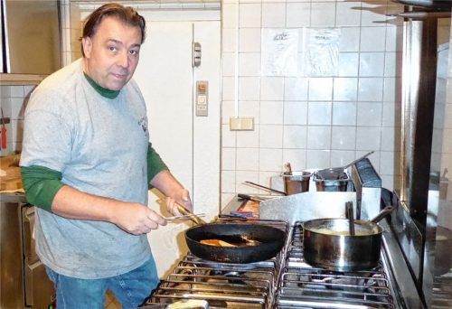 Der Chef am Herd: Gerhard Fuchs vom Brückenwirt in Kolbermoor brät ein Schnitzel in der Pfanne. Foto Matthias Riediger