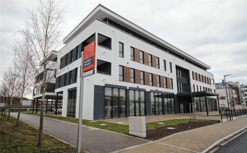 Der erste Schritt der Behördenverlagerung ist vollzogen. In diesem Bürokomplex in der Oberaustraße in Rosenheim sind seit kurzem Mitarbeiter der Regierung von Oberbayern tätig.Foto Hadersbeck