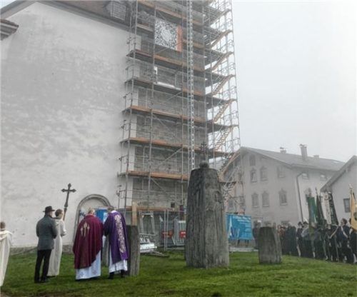 Der Halfinger Kirchturm wird nach der Sanierung gesegnet. Foto böck