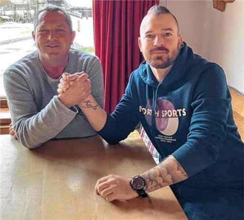 Der neue Mann für den Klassenerhalt: 1860 Rosenheims Sportlicher Leiter Hans Kroneck (links) begrüßt den neuen Cheftrainer Robert Gierzinger.Foto privat